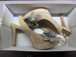 Zapatos Alma en Pena dorados y plateados