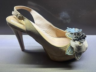 Zapatos Alma en Pena dorados y plateados