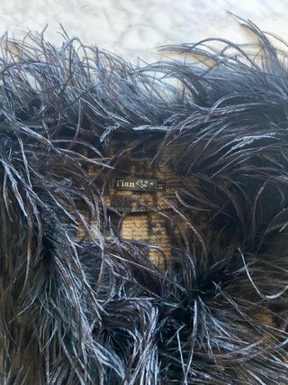 Chaqueta de punto con flecos y plumas