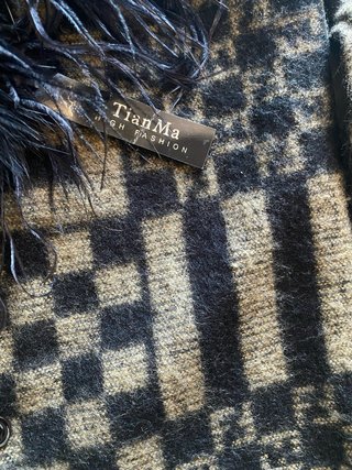 Chaqueta de punto con flecos y plumas