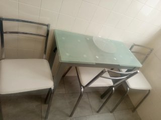 Mesa cristal y 3 sillas metal