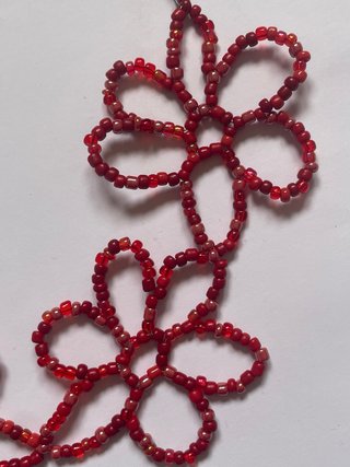 Gargantilla flores abalorios en tonos rojo y plata