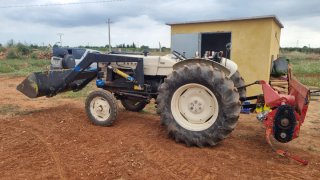 Tractor Ebro con pala frontal