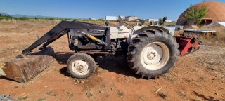 Tractor Ebro con pala frontal
