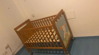Cuna de madera con diseño infantil
