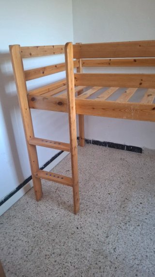 Litera de madera con escritorio y estantería
