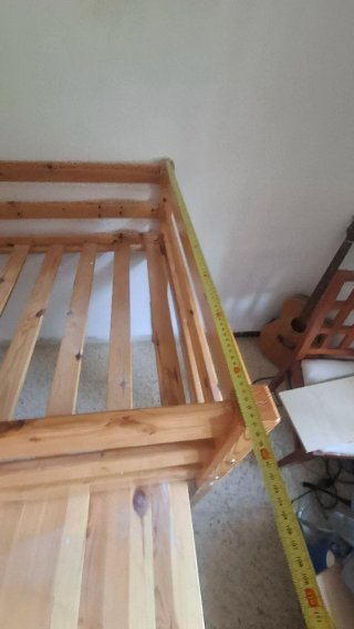Litera de madera con escritorio y estantería