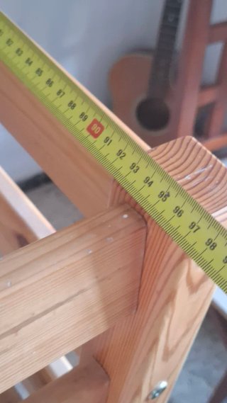 Litera de madera con escritorio y estantería