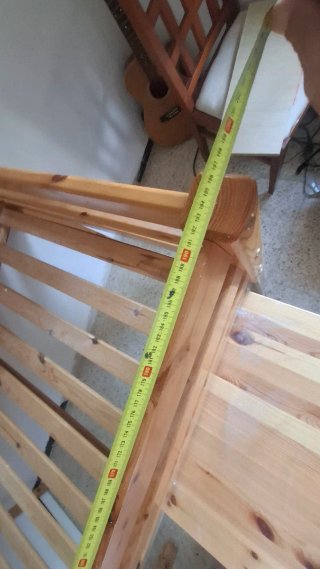 Litera de madera con escritorio y estantería