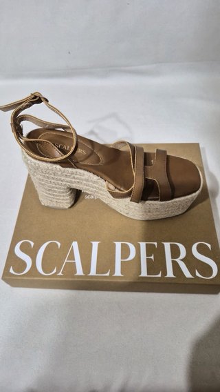 Tacones cuña Scalpers marrones