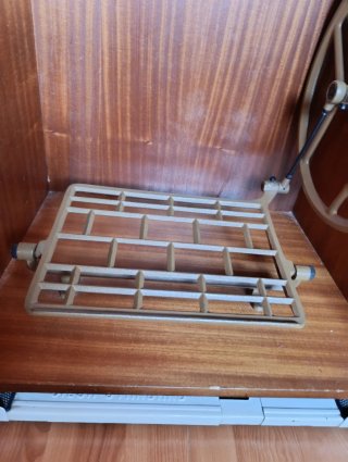 Máquina de coser antigua con ruedas incorporadas
