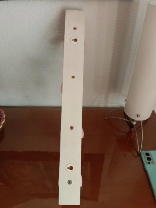 Perchero infantil blanco con lunas rosas