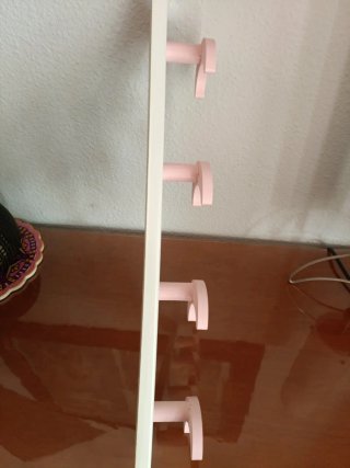 Perchero infantil blanco con lunas rosas