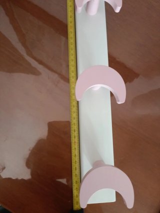 Perchero infantil blanco con lunas rosas