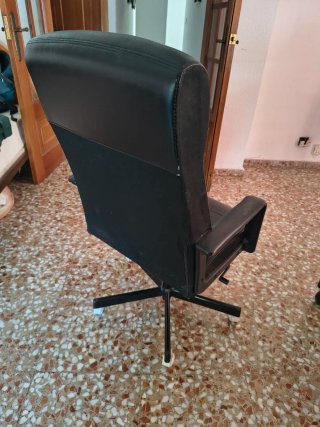 Silla de oficina ergonómica negra
