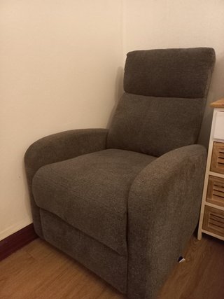 Sillón reclinable gris de tela