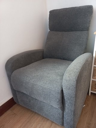 Sillón reclinable gris de tela