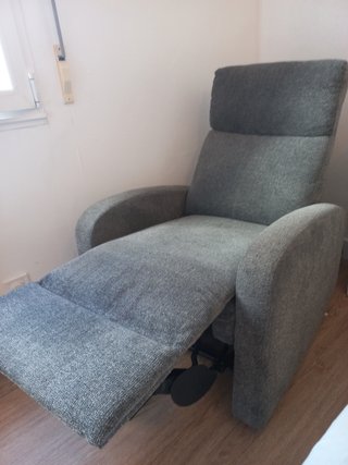 Sillón reclinable gris de tela