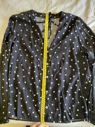 Camisa de lunares negra y blanca