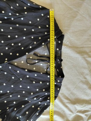 Camisa de lunares negra y blanca
