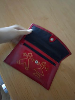 Cartera de piel roja con figuras