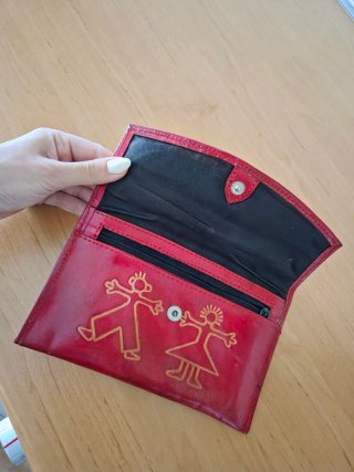 Cartera de piel roja con figuras