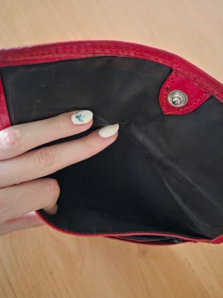 Cartera de piel roja con figuras