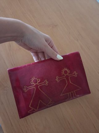 Cartera de piel roja con figuras