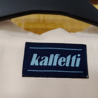 Chaqueta beige Kalffetti con tulipanes bordados