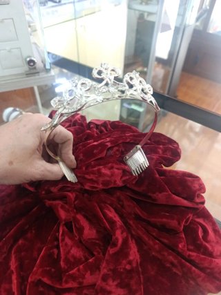 Tiara de plata con pedrería