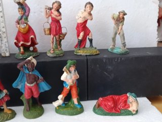 Pastori presepe cartapesta 15 euro al pezzo.