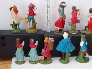 Pastori presepe cartapesta 15 euro al pezzo.