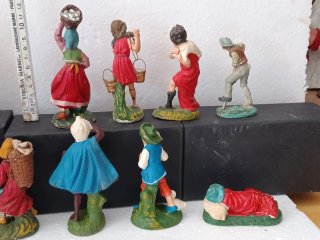Pastori presepe cartapesta 15 euro al pezzo.