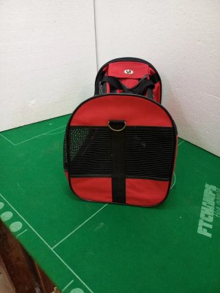 Mochila deportiva roja y negra