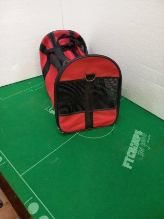 Mochila deportiva roja y negra