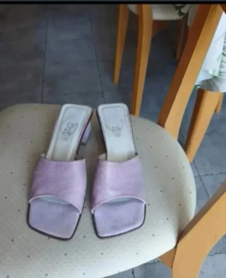 Sandalias rosas de tacón