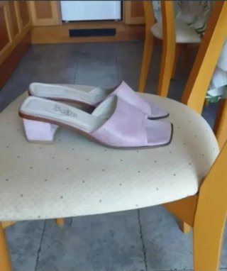 Sandalias rosas de tacón