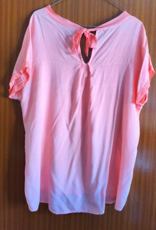 Blusa rosa con lazada en espalda