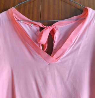 Blusa rosa con lazada en espalda