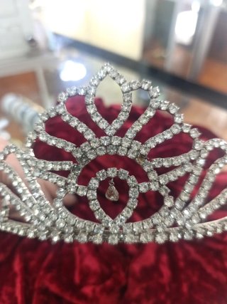 Tiara de pelo plateada con pedrería
