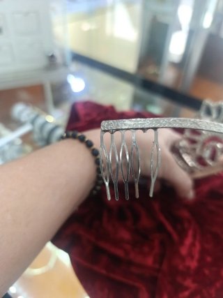 Tiara de pelo plateada con pedrería