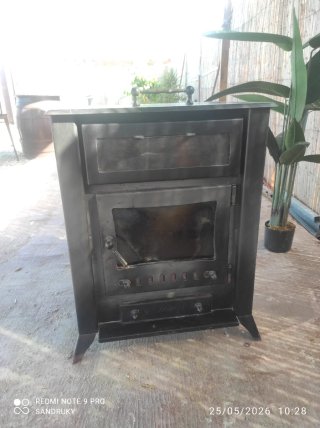Chimenea de leña negra