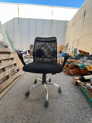 Silla de oficina negra con base cromada