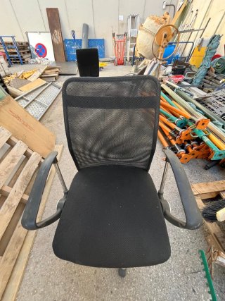 Silla de oficina negra con base cromada