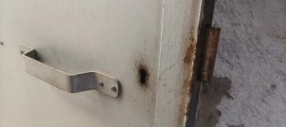 Puerta de hierro con doble cerradura