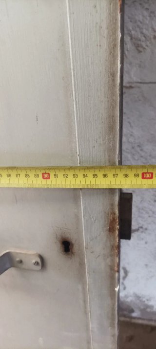 Puerta de hierro con doble cerradura