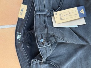 Pantalón vaquero negro slim Kiabi T.56