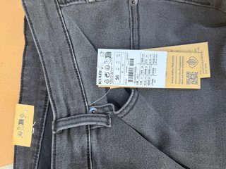 Pantalón vaquero negro slim Kiabi T.56