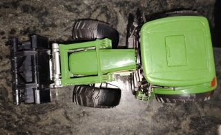 Tractor John Deere con pala frontal y remolque