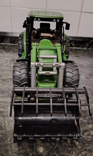 Tractor John Deere con pala frontal y remolque